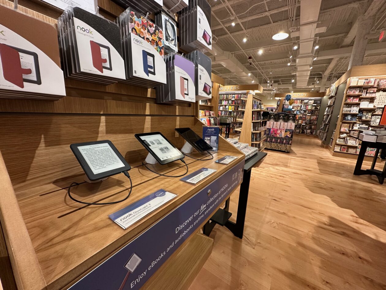Book lovers get a read on new Barnes & Noble as they flock to chain's ...