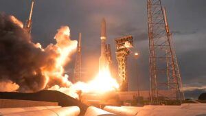 Atlas 5 blasts off beneath cloudy skies, carrying Amazon Leo satellites into space