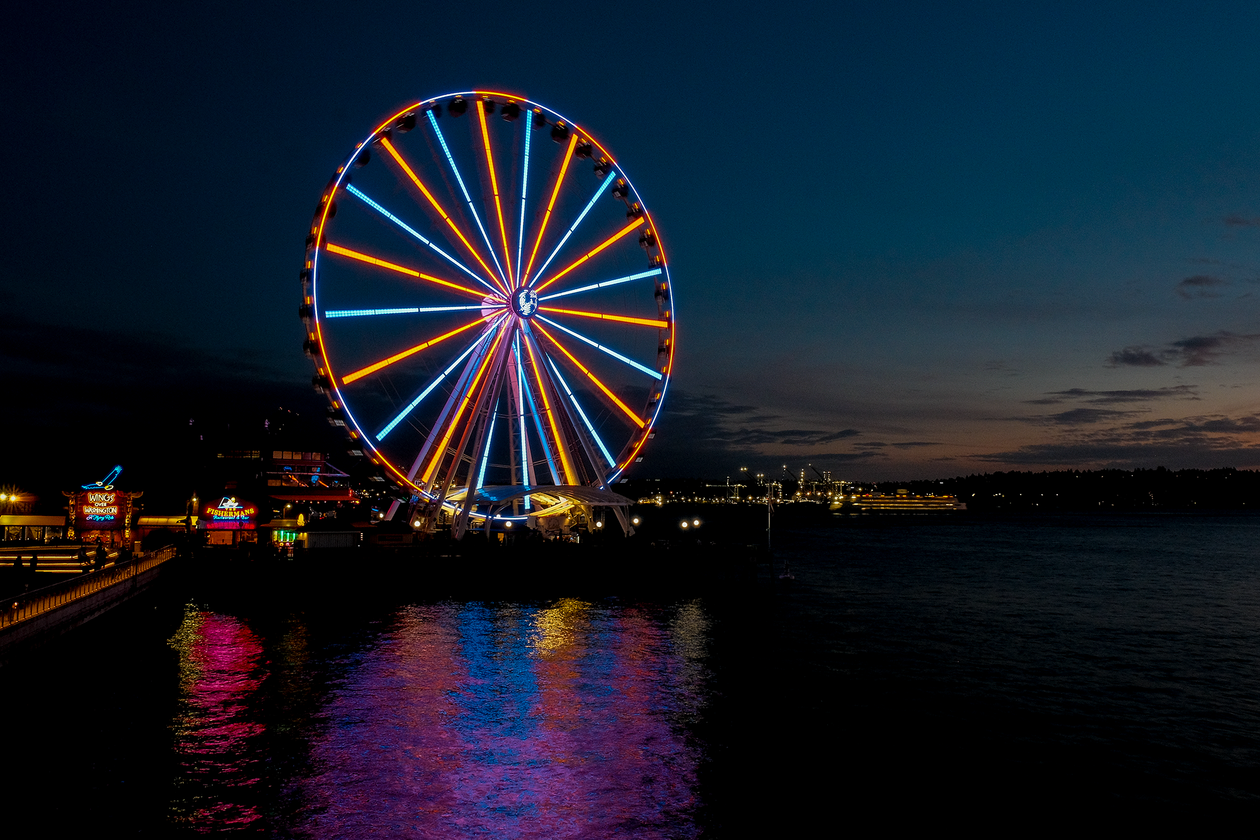Seattle's Great Wheel lit up just after sunset